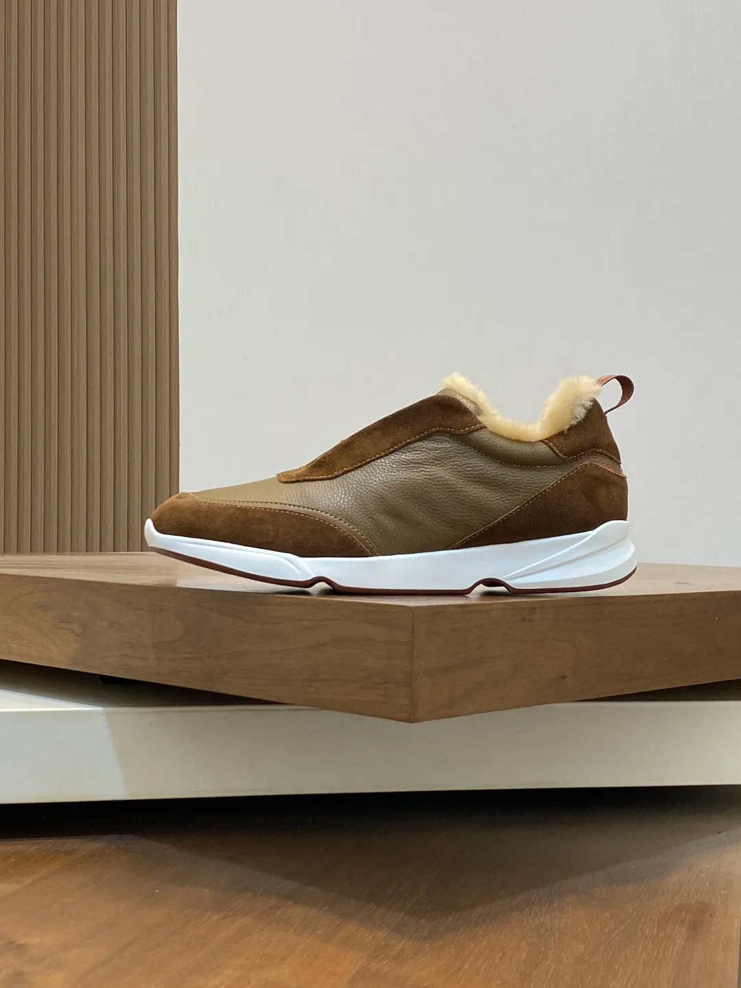 Men's shoes 💰840 Winter LoroPiana WeekendWalk men's wool warm sneakers! Specially designed wool warm shoes for men! This WeekEndWalkEvo casual shoe reinterprets the WeekEnd casual shoe with a design that combines the characteristics of running shoes and walking shoes. An improved version of the classic shoe style in the autumn/winter series, the shoe body is made of fleece cotton blend with a slight elasticity to ensure that the upper part of the shoe is covered and fitted. The narrow silhouette in the middle and the warmth of the integrated fur lining make the shoes comfortable and practical to wear. The shoe details, combined with the lightweight rubber sole with ridged edges, add a sporty feel to the shoe. Kummel rubber sole with stitching and ultra-light technical material sole: This design structure helps distribute weight properly and improve shock absorption. Raised edges on the sole ensure traction and stability during walking. Body: 97% cotton, 3% spandex lining. Wool sole rubber! Size: 39/40/41/42/43/44 (45.46 customized) standard leather shoe size original box package